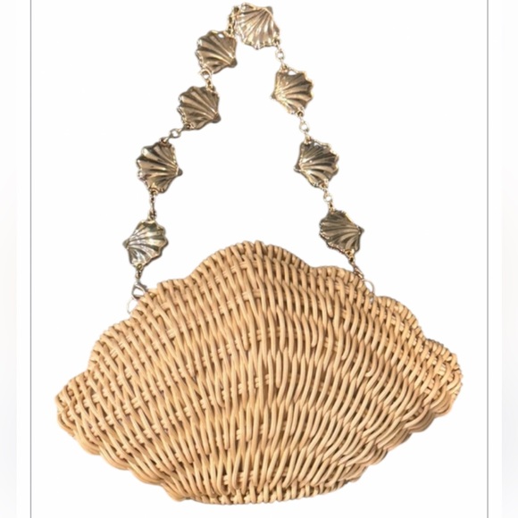 Tommy Bahama Handbags - Tommy Bahama Elegant Tan Woven Clam Shell Bag with Gold Shell AccentsMermaidcore